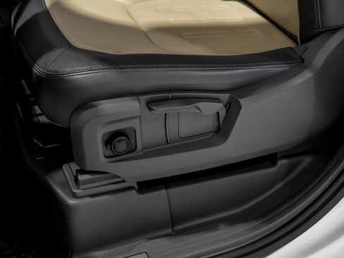 Used 2022 Land Rover Defender 90 X-Dynamic S image 24