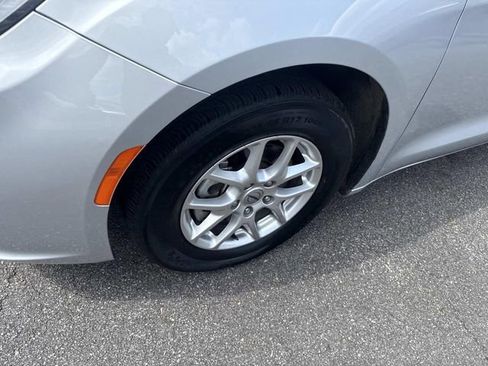 Used 2024 Chrysler Pacifica Touring-L FWD image 14