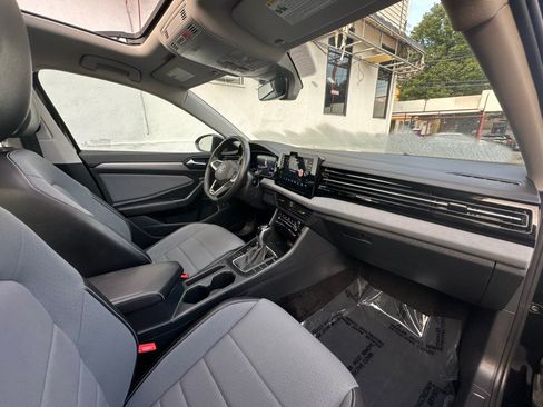 Used 2025 Volkswagen Jetta SE FWD image 30
