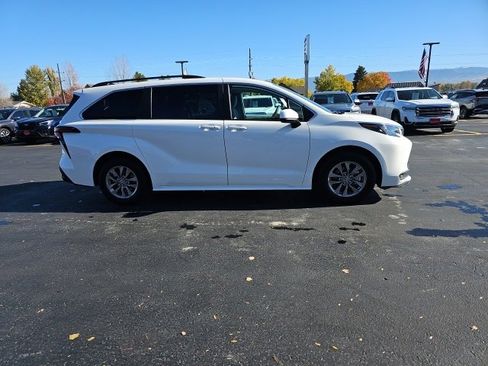 Used 2025 Toyota Sienna LE image 68