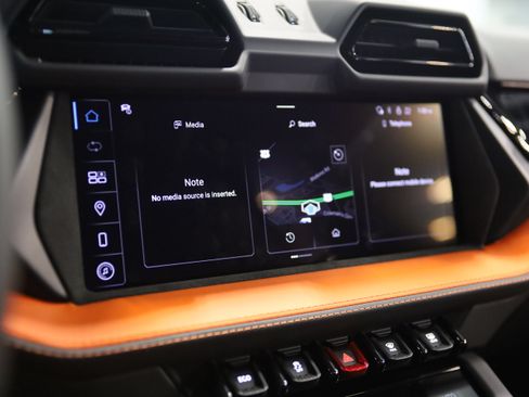 Used 2025 Lamborghini Urus SE AWD/4WD image 23