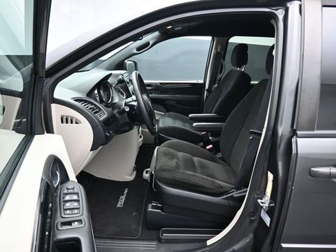 Used 2016 Dodge Grand Caravan SE image 11