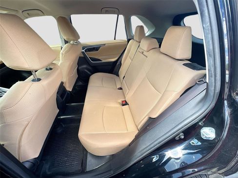 Used 2019 Toyota RAV4 LE image 13