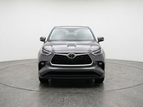Used 2025 Toyota Highlander LE FWD image 2