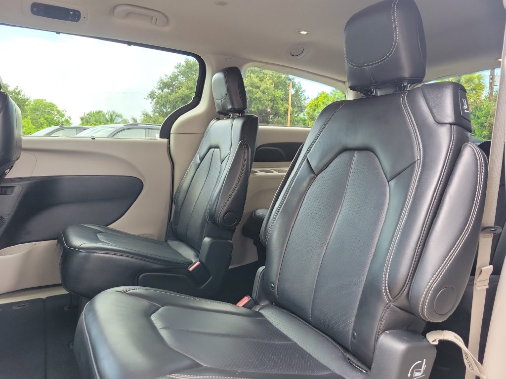 Used 2024 Chrysler Pacifica Touring-L FWD image 14