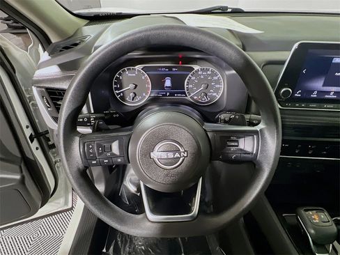 Used 2024 Nissan Rogue S image 11