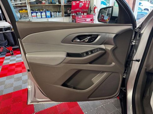 Used 2021 Chevrolet Traverse LT image 15