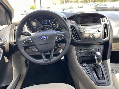 Used 2016 Ford Focus SE w/ SE Power Seat Package FWD image 4