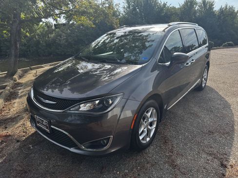 Used 2017 Chrysler Pacifica Touring-L Plus w/ Advanced Safetytec Group FWD image 12