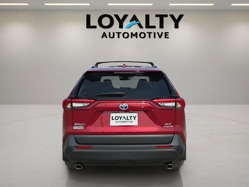 Used 2024 Toyota RAV4 XLE w/ Convenience Package image 4