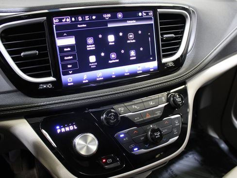 Used 2021 Chrysler Pacifica Touring-L FWD image 32