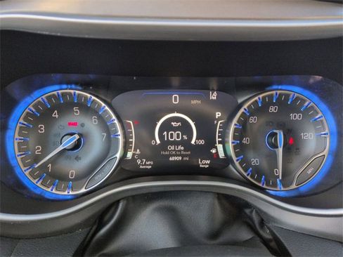 Used 2023 Chrysler Pacifica Touring-L image 27