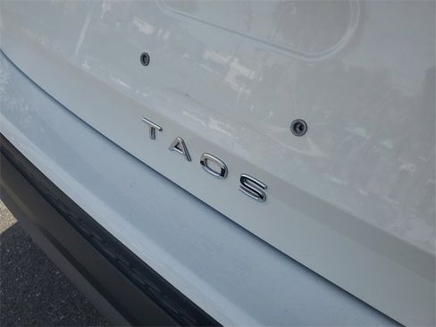 Certified 2025 Volkswagen Taos SE image 6
