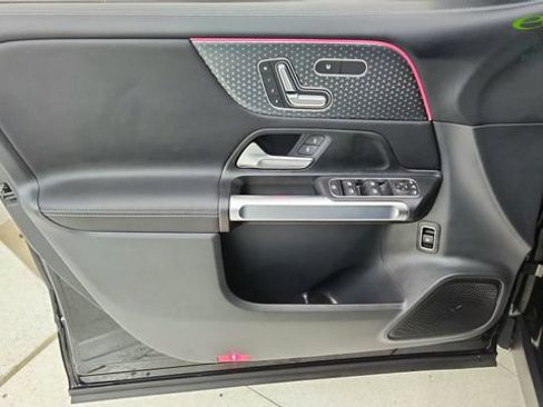 Used 2025 Mercedes-Benz GLB 250 4MATIC w/ Exclusive Package image 51