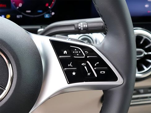 New 2025 Mercedes-Benz GLB 250 4MATIC image 33