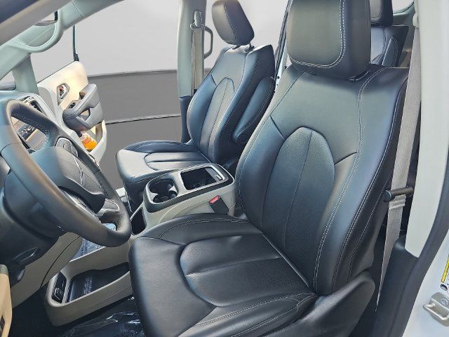 Used 2023 Chrysler Pacifica Touring-L FWD image 12