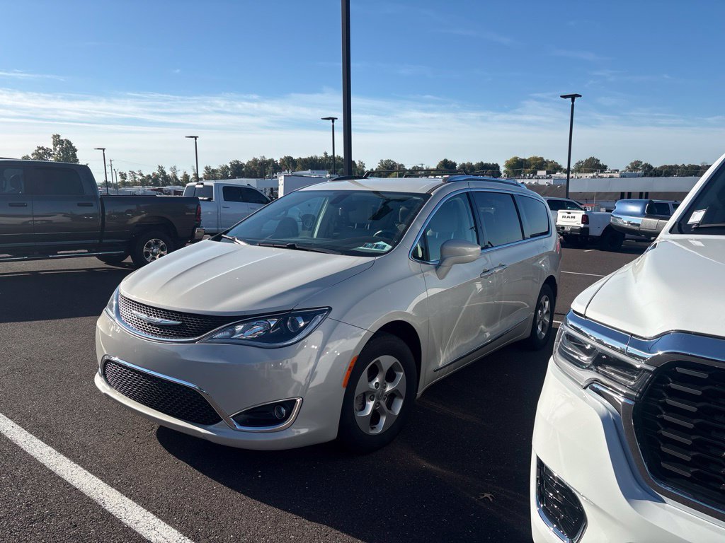Used 2017 Chrysler Pacifica Touring-L Plus FWD image 4