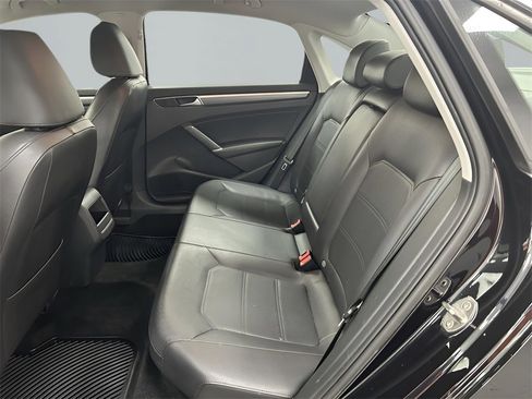 Used 2018 Volkswagen Passat 2.0T R-Line image 10