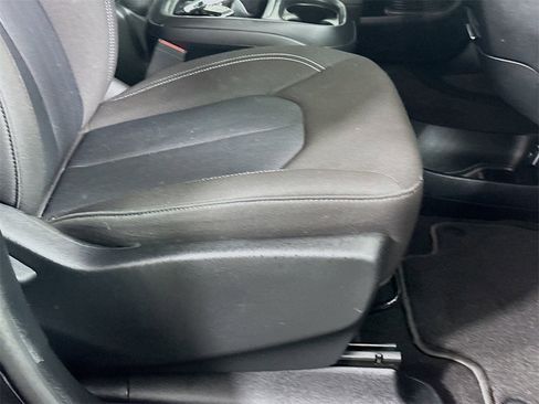 Used 2023 Chrysler Pacifica Touring image 23