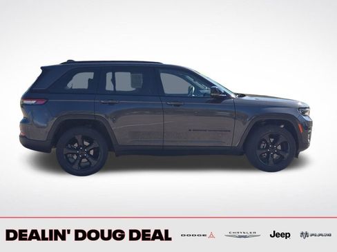 Used 2023 Jeep Grand Cherokee Altitude image 7