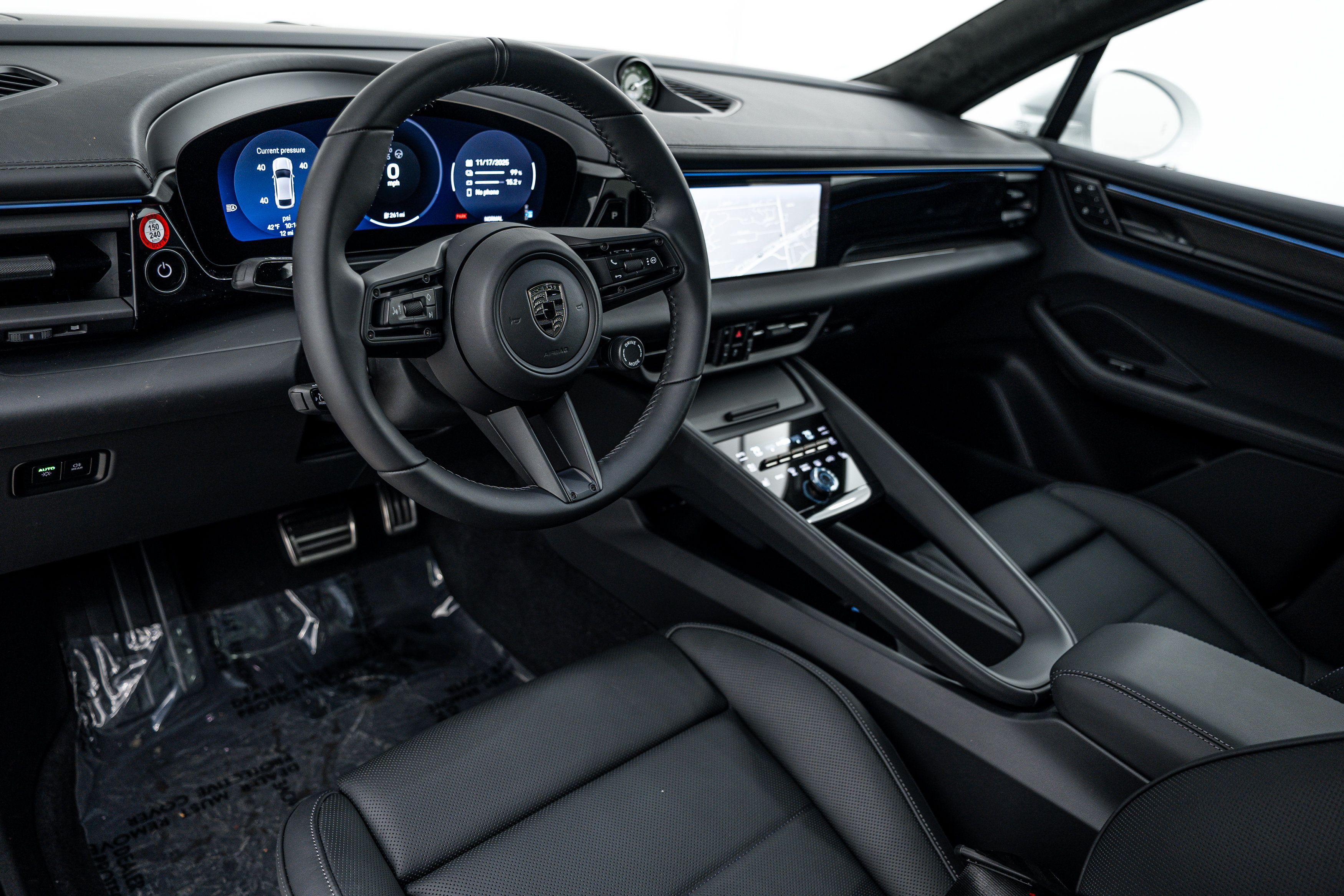 Certified 2025 Porsche Macan Turbo Electric AWD/4WD image 4