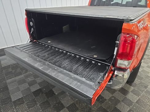 Used 2017 Toyota Tacoma TRD Off-Road w/ Tow Package AWD/4WD image 11