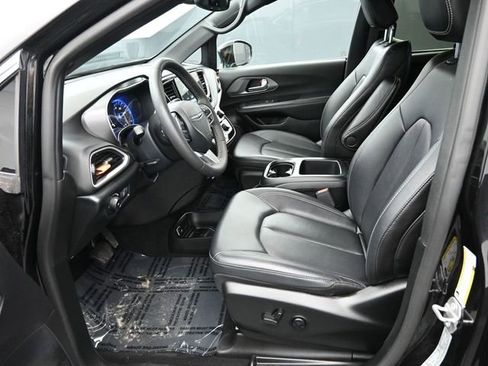 Used 2025 Chrysler Pacifica Select image 15