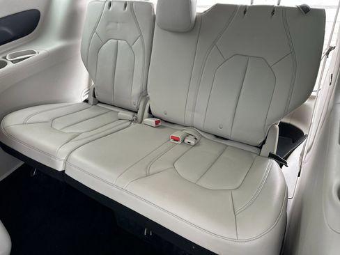 Used 2018 Chrysler Pacifica Touring-L image 15