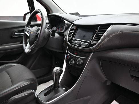 Used 2020 Chevrolet Trax LT w/ LT Convenience Package FWD image 26