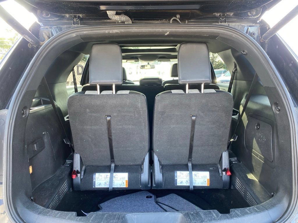 Used 2017 Ford Explorer XLT w/ XLT Technology Feature Bundle AWD/4WD image 5