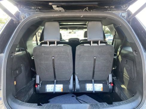 Used 2017 Ford Explorer XLT w/ XLT Technology Feature Bundle AWD/4WD image 5