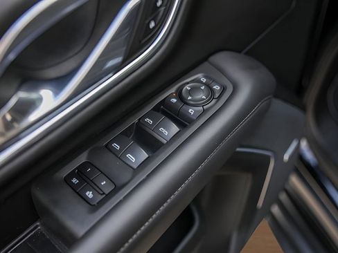 Used 2023 Chevrolet Suburban LT w/ Luxury Package image 23