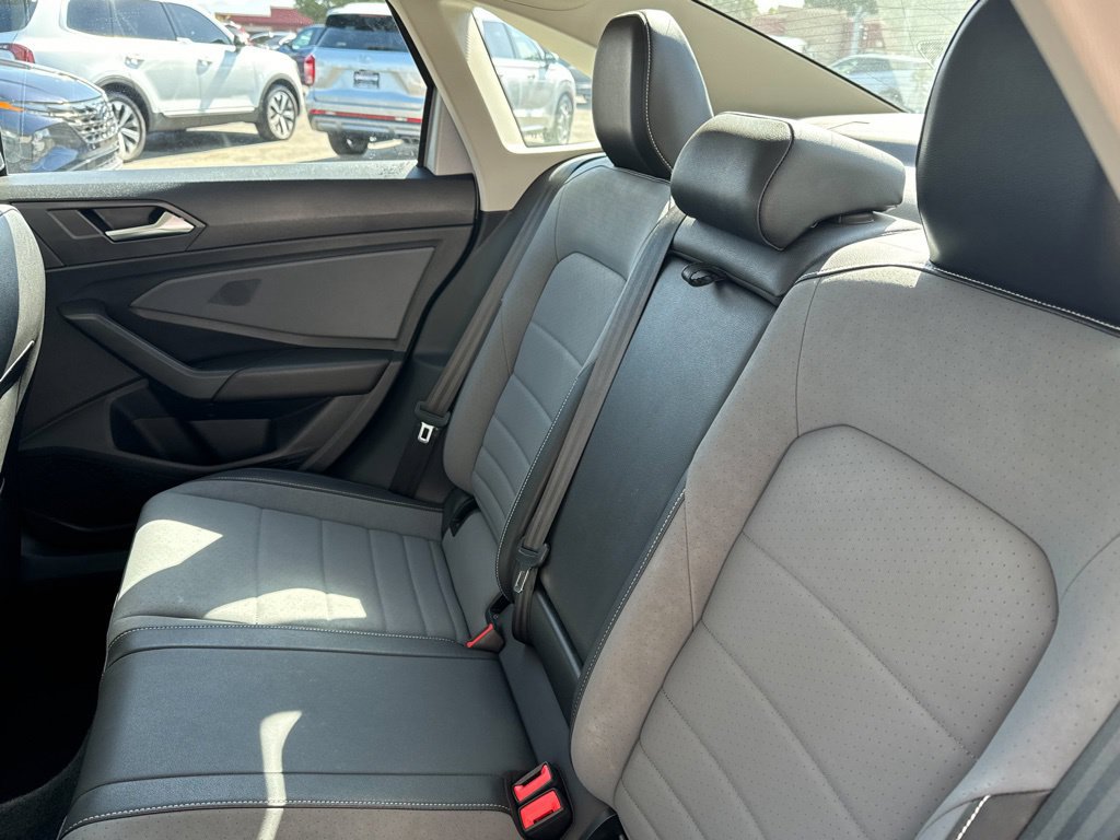 Used 2025 Volkswagen Jetta SE FWD image 15