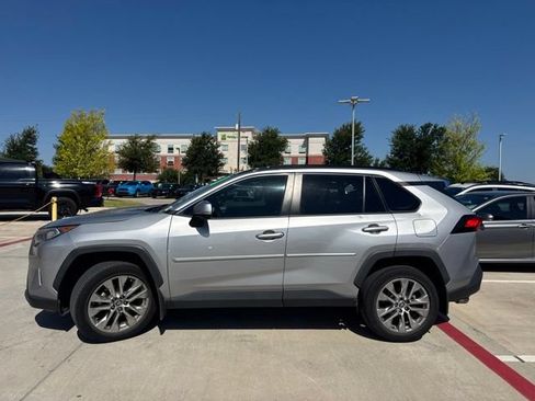 Used 2021 Toyota RAV4 XLE Premium FWD image 5