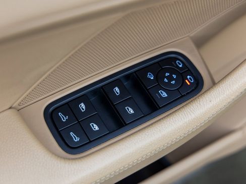 Certified 2022 Porsche Panamera image 23