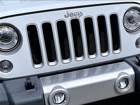 Used 2018 Jeep Wrangler Unlimited Sahara w/ Connectivity Group image 23