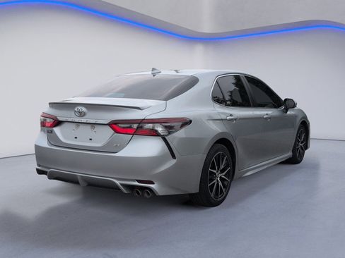 Used 2022 Toyota Camry SE FWD image 3