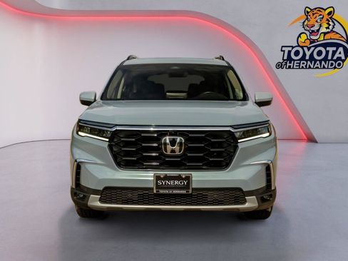 Used 2025 Honda Pilot Touring image 2