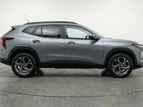 Used 2025 Chevrolet Trax LT w/ LT Convenience Package FWD image 11