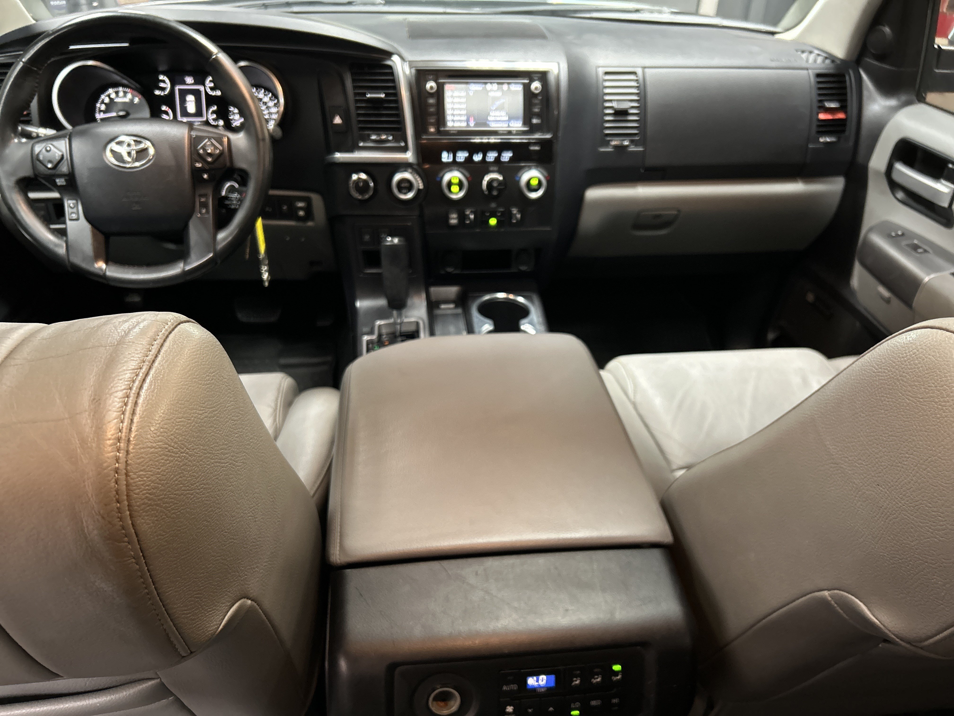 Used 2018 Toyota Sequoia Limited w/ Safety & Convenience Package AWD/4WD image 28