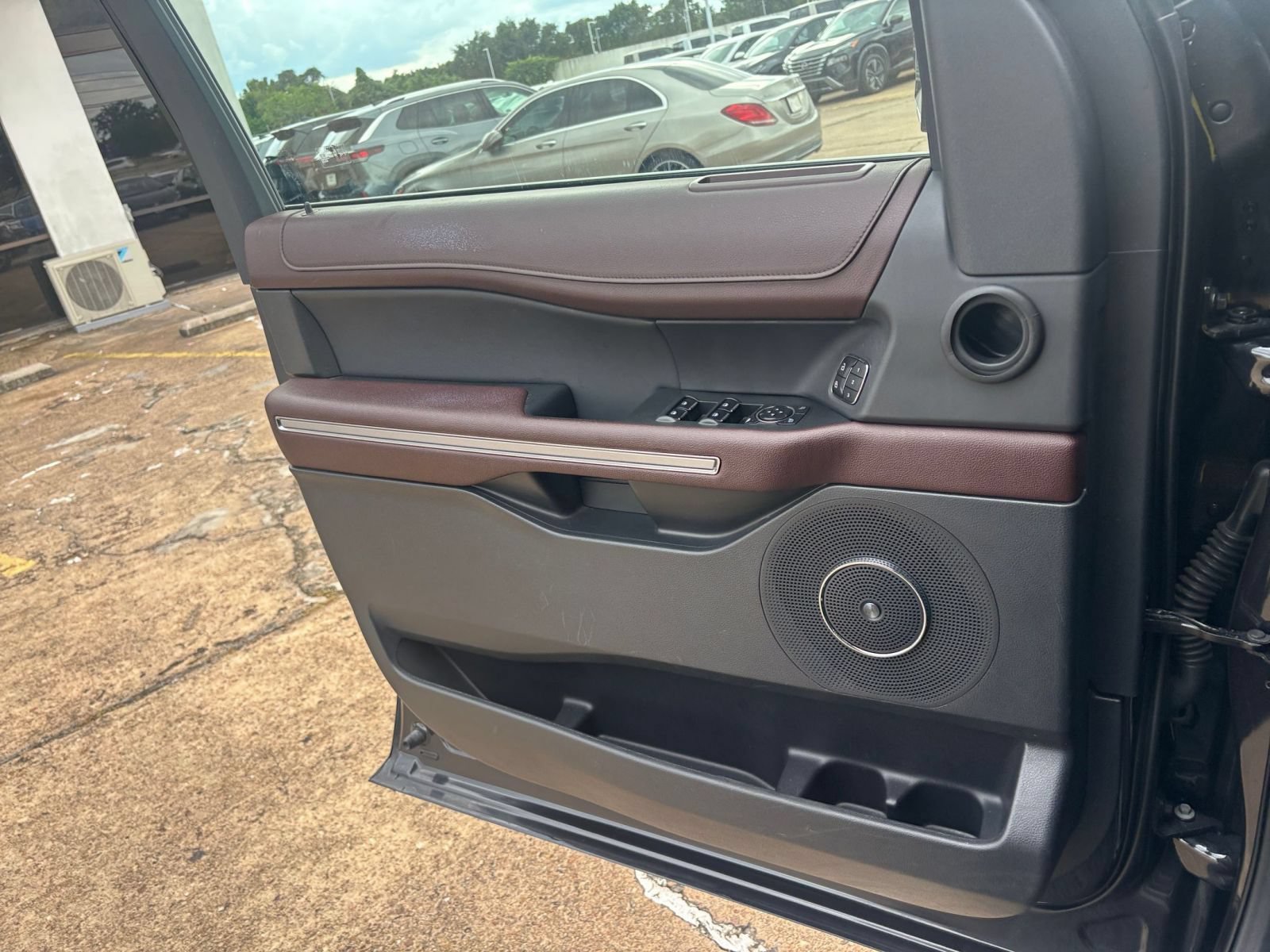 Used 2024 Ford Expedition Limited RWD image 18