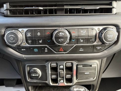 Used 2025 Jeep Wrangler Sahara 4xe image 33