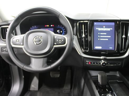 Used 2022 Volvo XC60 B5 Momentum image 2