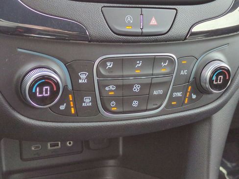 Used 2022 Chevrolet Equinox RS w/ RS Leather Package image 23