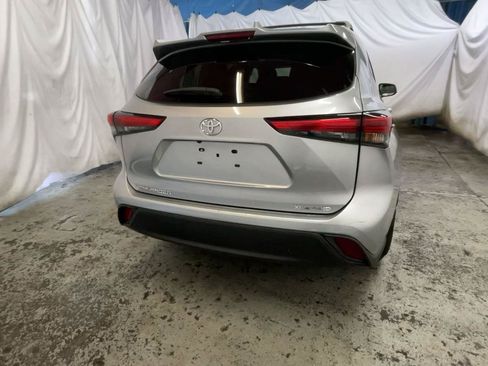 Used 2022 Toyota Highlander XLE AWD/4WD image 6