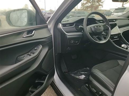 New 2025 Jeep Grand Cherokee Altitude image 23
