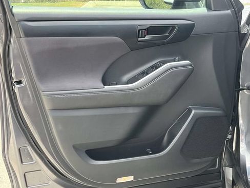 Used 2020 Toyota Highlander LE FWD image 14