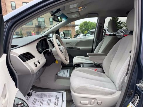 Used 2014 Toyota Sienna LE FWD image 9