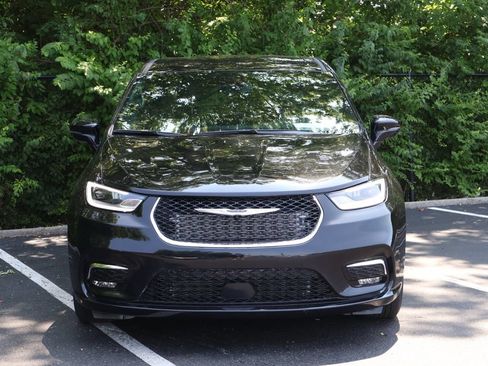 Used 2025 Chrysler Pacifica Select FWD image 2