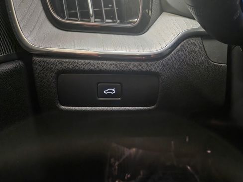 Used 2025 Volvo XC60 B5 Plus image 24